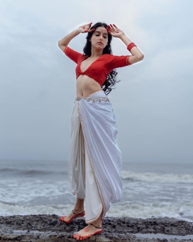 Anaswara Rajan's Beach-Side Saree Photoshoot Goes Viral