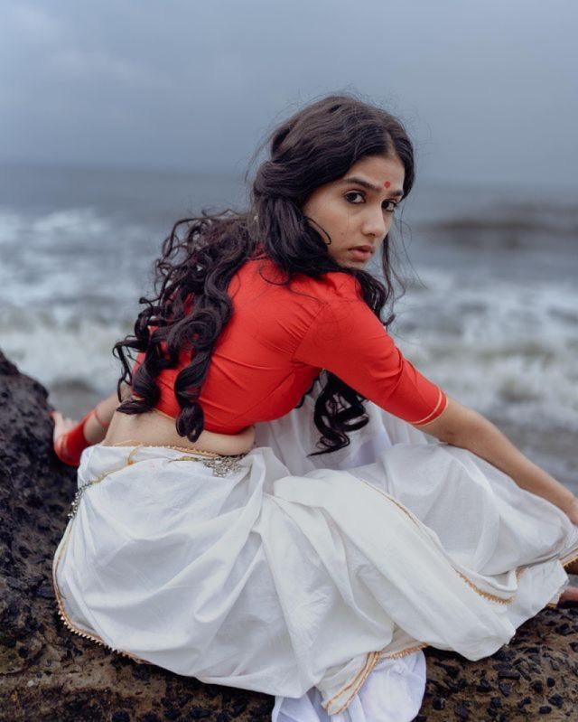 Anaswara Rajan's Beach-Side Saree Photoshoot Goes Viral