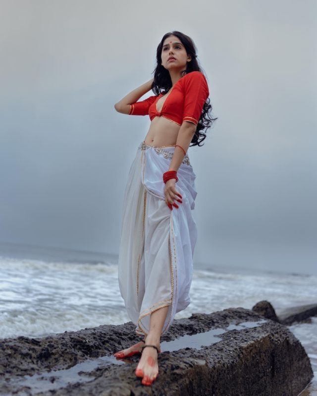 Anaswara Rajan's Beach-Side Saree Photoshoot Goes Viral