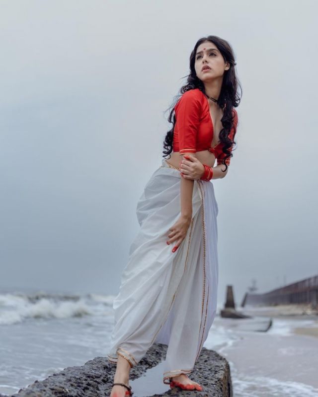 Anaswara Rajan's Beach-Side Saree Photoshoot Goes Viral