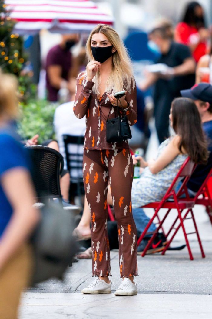 Pretty Emily Ratajkowski Out And About Candids In Soho