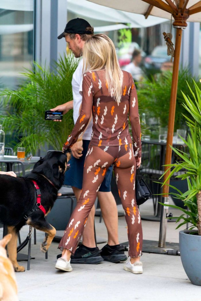 Pretty Emily Ratajkowski Out And About Candids In Soho