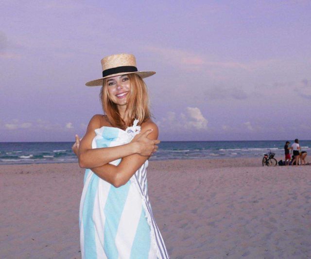 Stylish Kimberley Garner's Blue Swimsuit Photoshoot