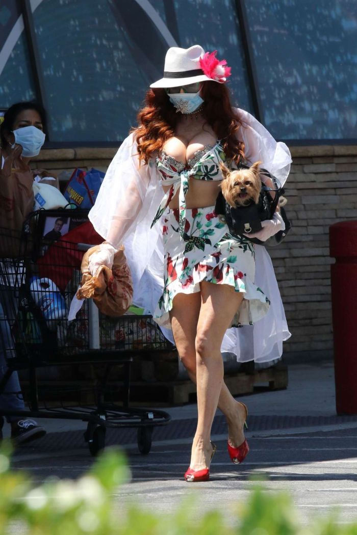 Phoebe Price Spotted In Ralphs Today For Groceries In Los Angeles